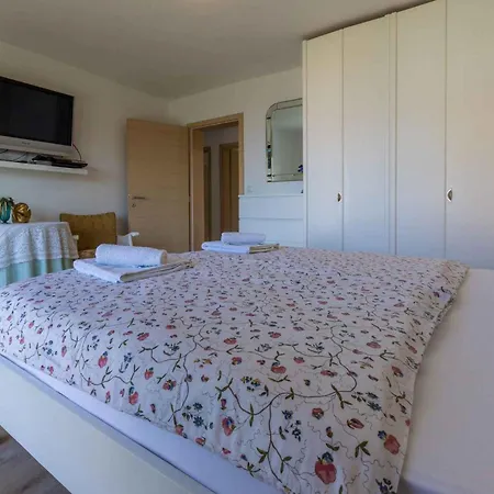 Apartment In 5244