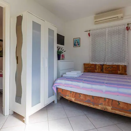 In 5244 Apartment *