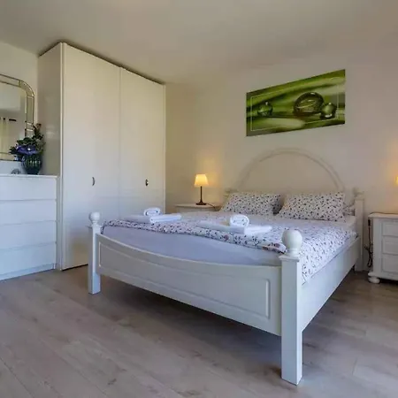 Apartment In 5244 Crikvenica