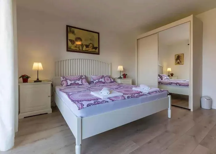Apartament In 5244